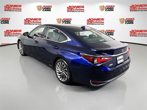 Used 2022 Lexus ES 300h w/ Luxury Package image 2