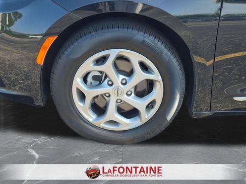 Used 2023 Chrysler Pacifica Limited FWD image 35