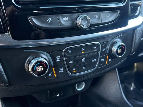 Used 2022 Chevrolet Traverse LT image 26