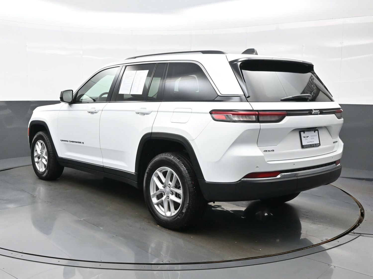 Used 2023 Jeep Grand Cherokee Laredo X AWD/4WD image 4