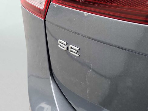 Used 2022 Volkswagen Tiguan SE w/ Panoramic Sunroof Package image 12