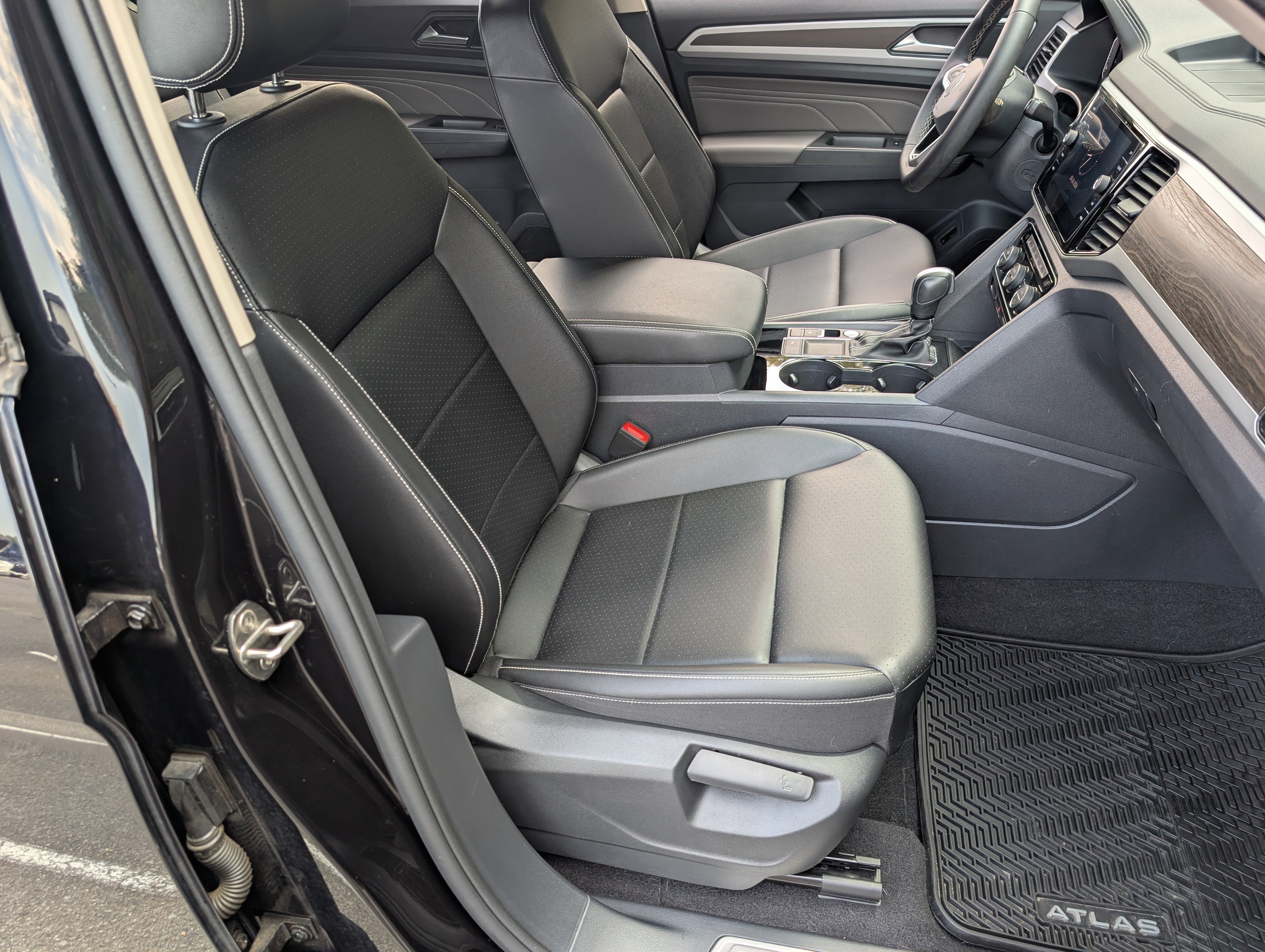 Used 2023 Volkswagen Atlas SE w/ Black Wheel Package FWD image 21