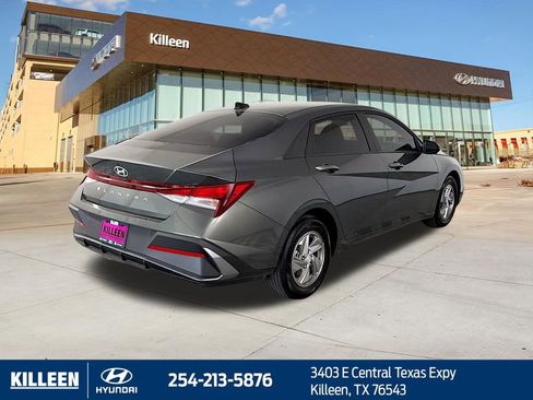 Used 2025 Hyundai Elantra SE image 9