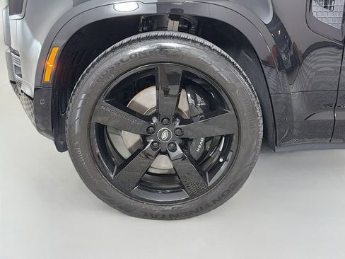 Certified 2025 Land Rover Defender 90 V8 AWD/4WD image 31