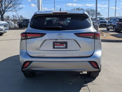 Used 2024 Toyota Highlander Platinum image 7