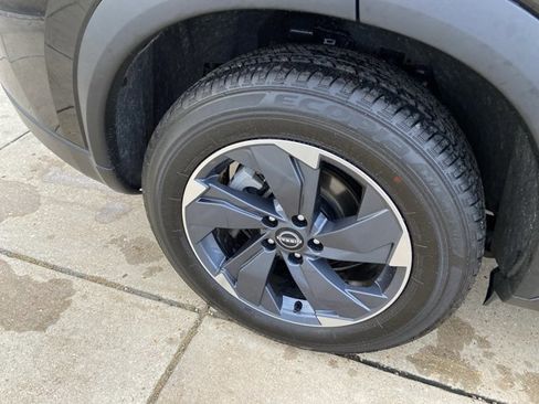 Used 2024 Nissan Rogue SV image 30