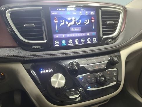 Used 2019 Chrysler Pacifica Limited FWD image 30