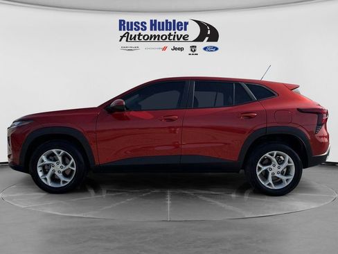 Used 2024 Chevrolet Trax LS w/ LS Convenience Package FWD image 2