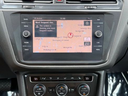 Used 2018 Volkswagen Tiguan SEL Premium image 37