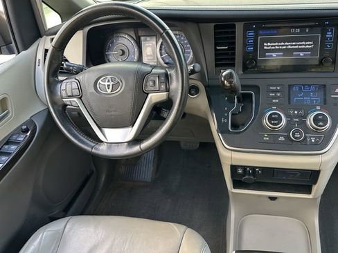 Used 2015 Toyota Sienna XLE image 17