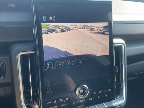 Used 2025 GMC Yukon Denali AWD/4WD image 18