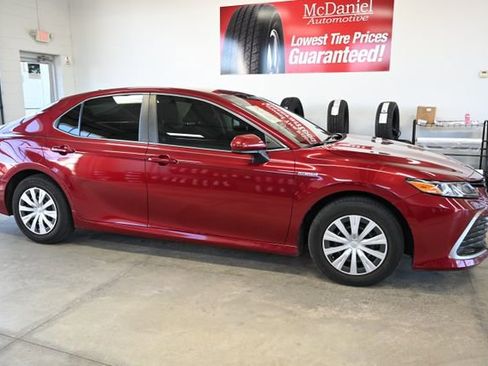 Used 2021 Toyota Camry LE image 4