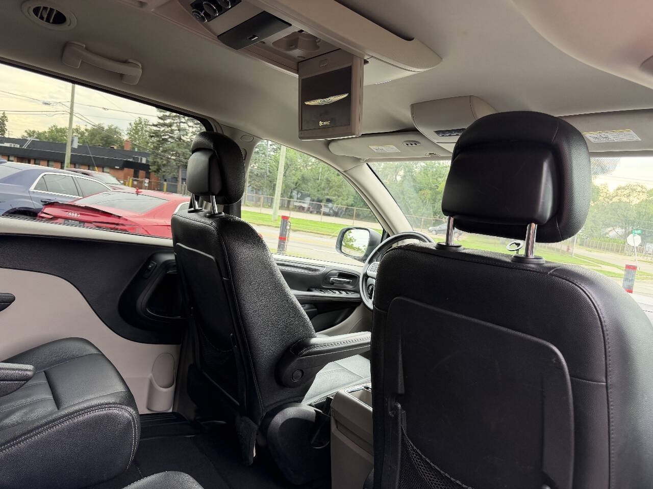 Used 2016 Chrysler Town & Country Touring FWD image 10