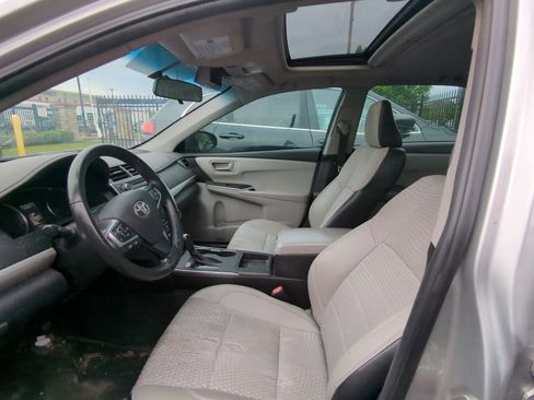 Used 2015 Toyota Camry SE w/ Moonroof Package FWD image 6