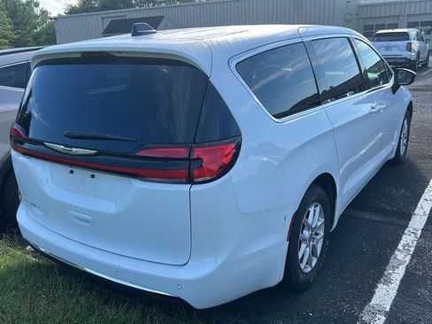 Used 2025 Chrysler Pacifica Select FWD image 5