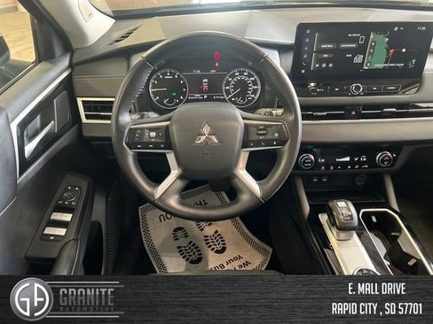 Used 2025 Mitsubishi Outlander SE FWD image 14