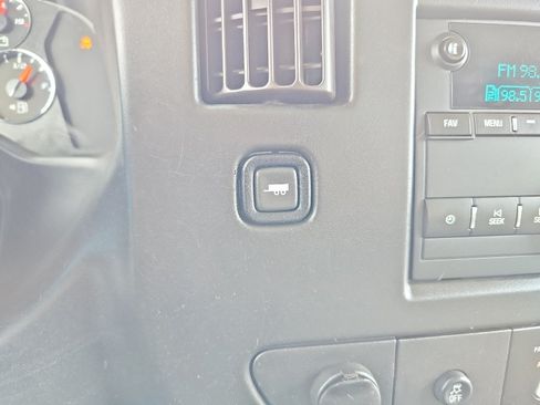 Used 2017 Chevrolet Express 2500 RWD image 28