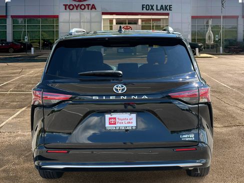 Used 2023 Toyota Sienna Limited FWD image 4