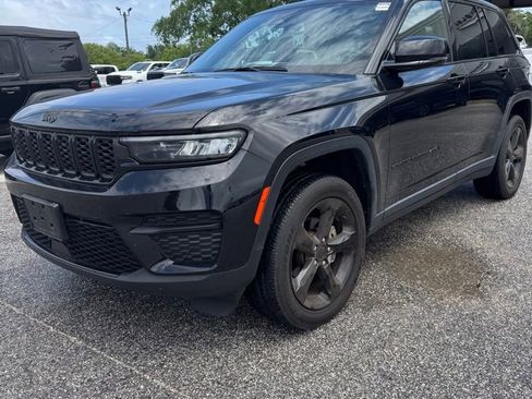 Used 2022 Jeep Grand Cherokee Altitude image 3
