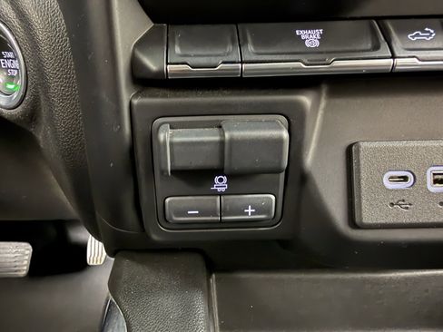 Used 2022 Chevrolet Silverado 2500 LTZ w/ LTZ Convenience Package image 24