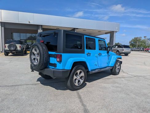 Used 2017 Jeep Wrangler Unlimited Sahara w/ Connectivity Group AWD/4WD image 4