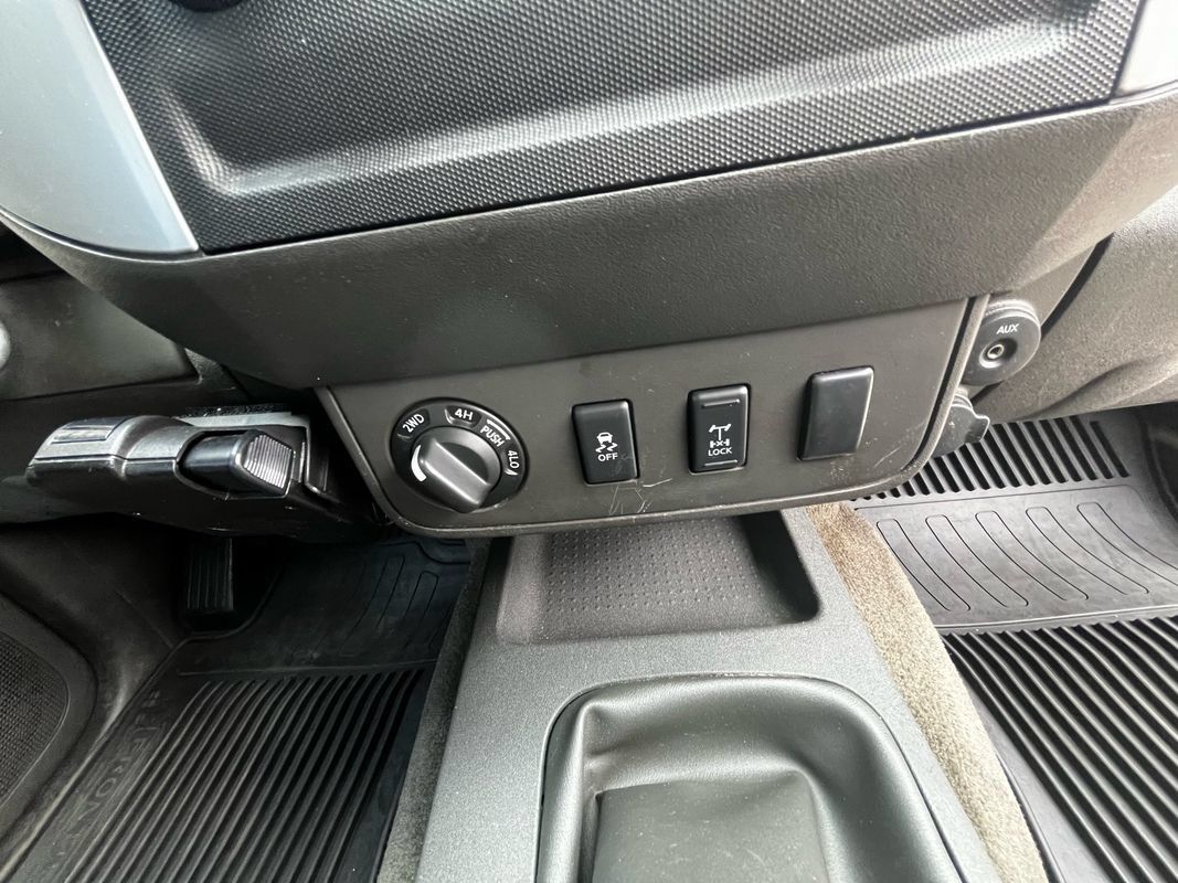 Used 2012 Nissan Frontier PRO-4X AWD/4WD image 13
