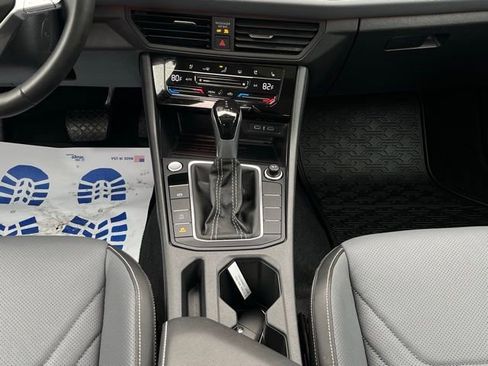 Certified 2025 Volkswagen Jetta SEL image 17