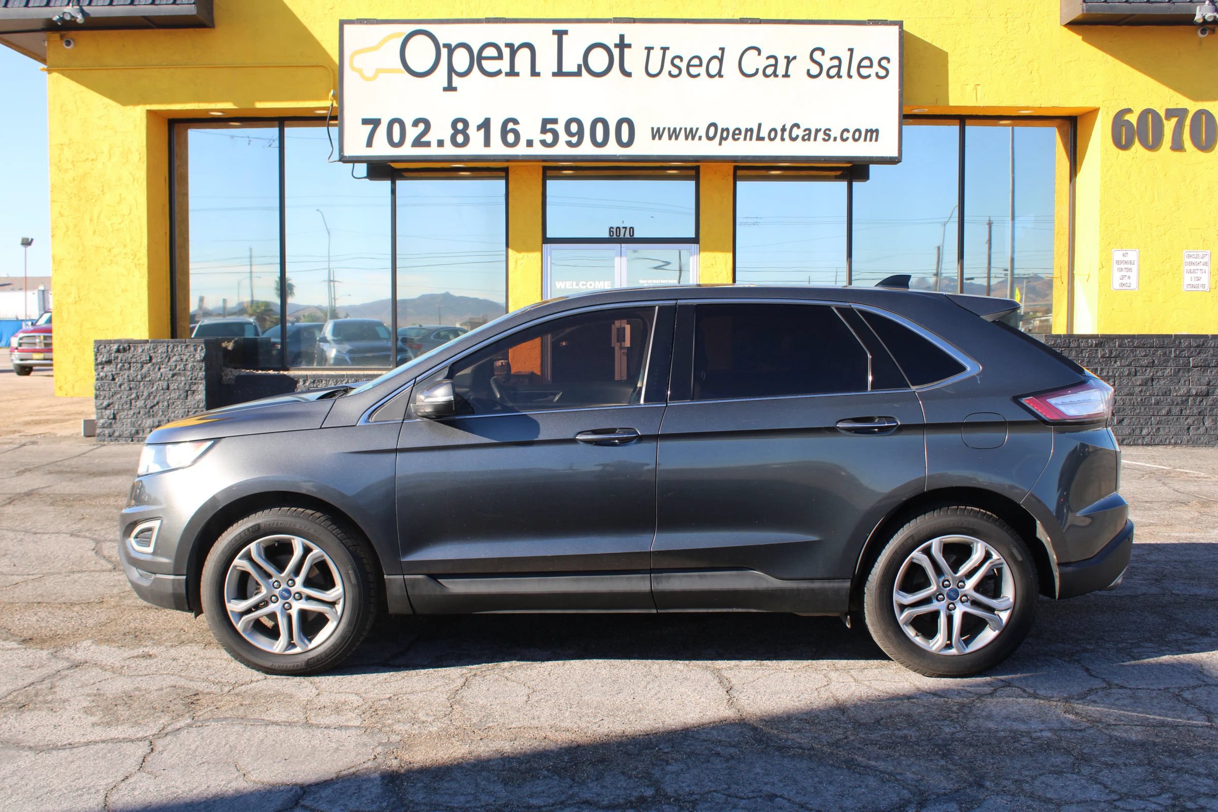 Used 2018 Ford Edge Titanium FWD image 2