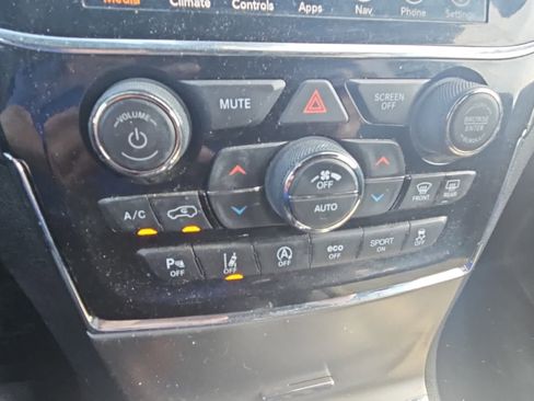 Used 2022 Jeep Grand Cherokee Laredo X image 17