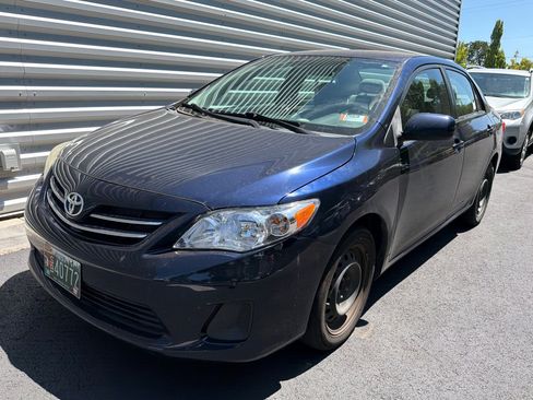 Used 2013 Toyota Corolla LE FWD image 2
