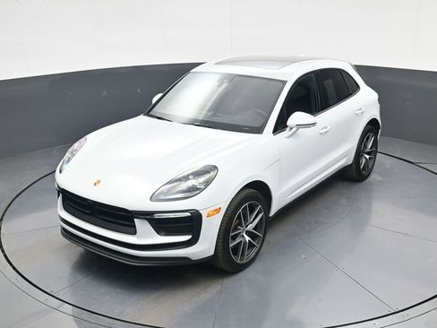 Used 2025 Porsche Macan AWD/4WD image 31