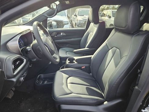 New 2026 Chrysler Pacifica Select image 12