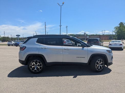 Used 2025 Jeep Compass Limited AWD/4WD image 11