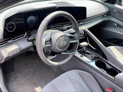 Used 2025 Hyundai Elantra SEL FWD image 12