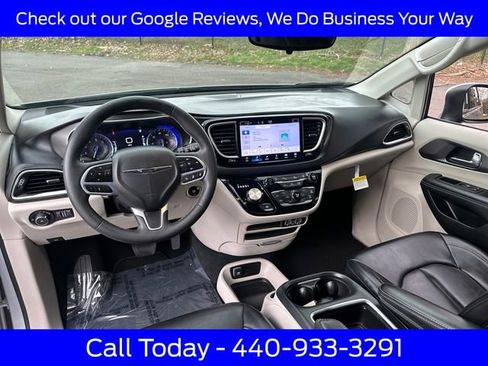 Used 2023 Chrysler Pacifica Touring-L FWD image 31