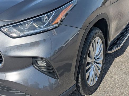 Used 2023 Toyota Highlander Platinum image 9