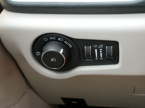 Used 2023 Chrysler Pacifica Touring-L FWD image 27