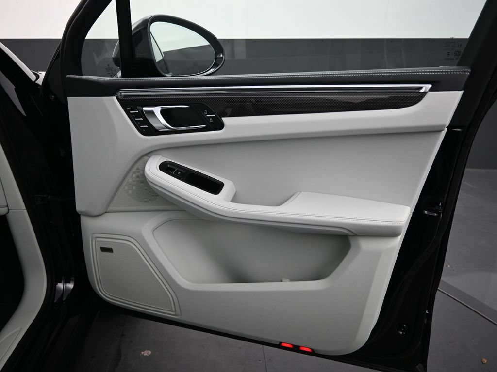 Certified 2026 Porsche Macan AWD/4WD image 11