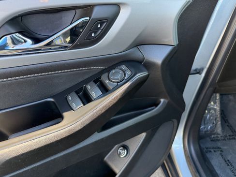 Used 2023 Chevrolet Traverse LT image 25