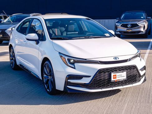 Certified 2025 Toyota Corolla SE w/ Convenience Package FWD image 3