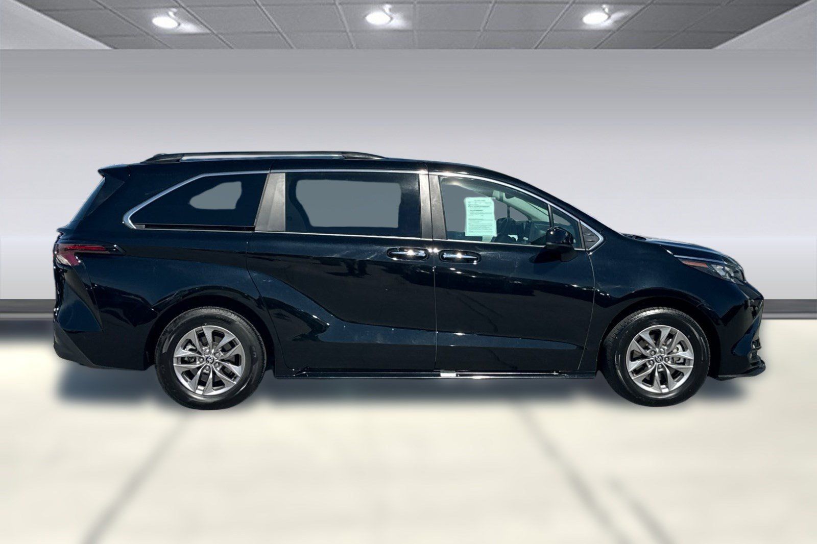 Used 2026 Toyota Sienna XLE FWD image 8