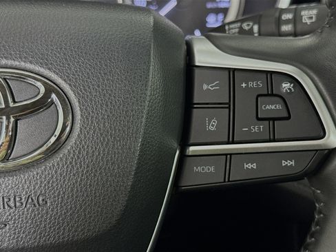 Used 2023 Toyota Highlander XLE image 14