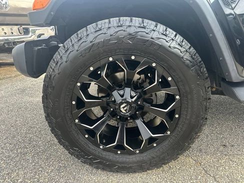 Used 2018 Jeep Wrangler Unlimited Sahara w/ Dual Top Group AWD/4WD image 37