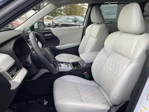 Used 2023 Mitsubishi Outlander image 14