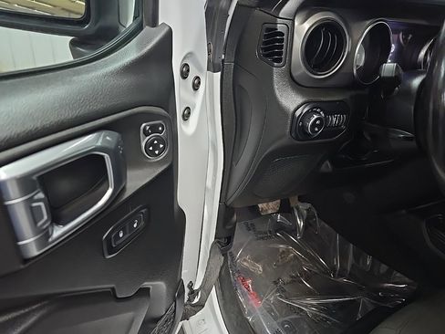 Used 2022 Jeep Gladiator Willys image 27