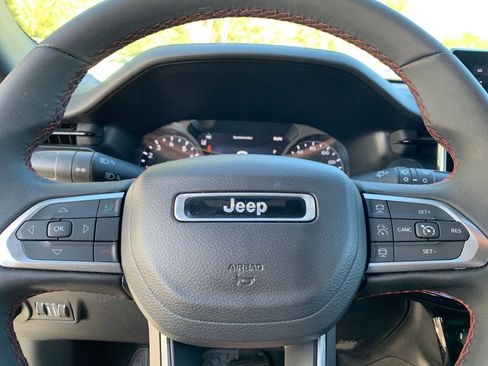 Used 2025 Jeep Compass Trailhawk image 27