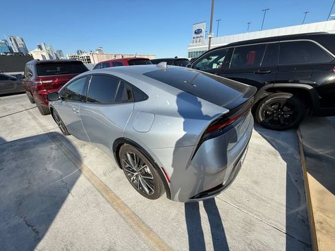 Used 2025 Toyota Prius XLE FWD image 4