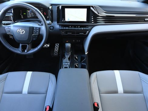 Used 2025 Toyota Camry SE image 12