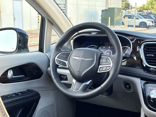 Used 2023 Chrysler Pacifica Limited FWD image 25