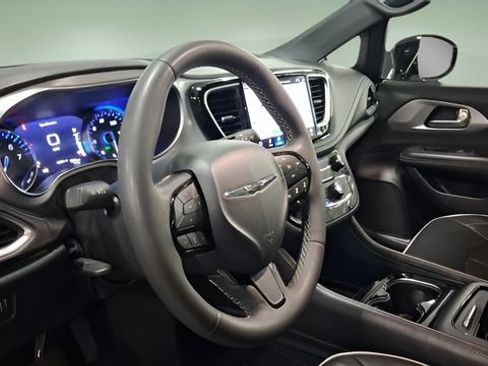 Used 2025 Chrysler Pacifica Limited FWD image 28